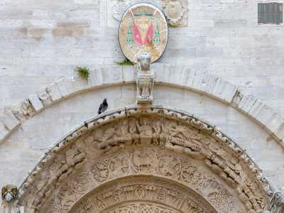 Gli archi esterni del portale centrale, invece, ospitano un agnello con croce e delle formelle con i simboli degli evangelisti: leone alato, angelo, aquila e toro. Sopra l�Agnus Dei ecco il Cristo Pantocratore, la Madonna e San Giovanni Battista accompagnati da apostoli e angeli